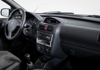 Подержанный автомобиль Opel Corsa 2004 года (9 фото)