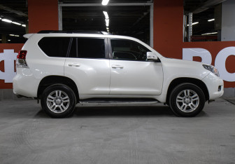 Подержанный автомобиль Toyota Land Cruiser Prado 2010 года (4 фото)