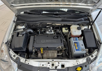 Подержанный автомобиль Opel Astra Sedan 2011 года (14 фото)