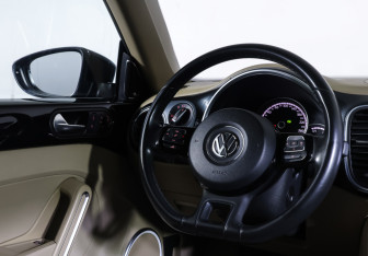 Подержанный автомобиль Volkswagen Beetle Hatchback 2014 года (12 фото)