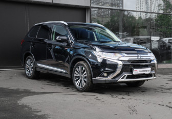 Подержанный автомобиль Mitsubishi Outlander 2020 года (3 фото)