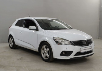 Подержанный автомобиль Kia Ceed Hatchback 2011 года (3 фото)