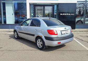 Подержанный автомобиль Kia Rio Sedan 2006 года (7 фото)