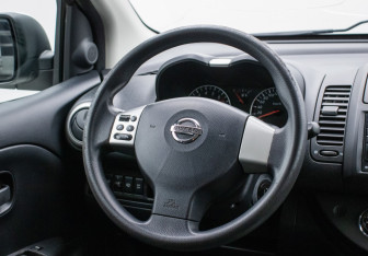 Подержанный автомобиль Nissan Note 2013 года (15 фото)