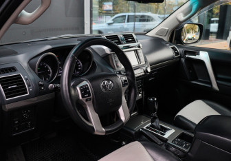 Подержанный автомобиль Toyota Land Cruiser Prado 2013 года (12 фото)