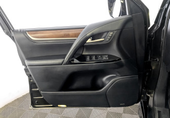Подержанный автомобиль Lexus LX 2016 года (19 фото)