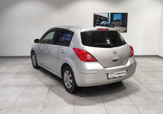 Подержанный автомобиль Nissan Tiida Hatchback 2011 года (7 фото)