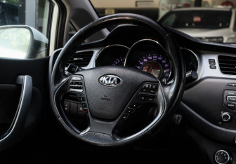 Подержанный автомобиль Kia Ceed Hatchback 2015 года (11 фото)