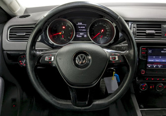 Подержанный автомобиль Volkswagen Jetta Sedan 2017 года (24 фото)