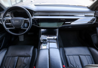 Подержанный автомобиль Audi A8 2022 года (15 фото)