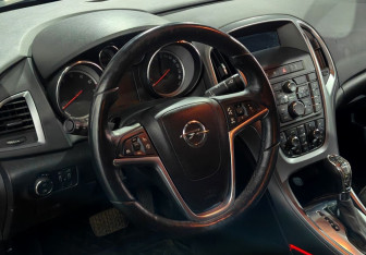 Подержанный автомобиль Opel Astra Sedan 2014 года (12 фото)
