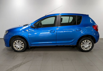 Подержанный автомобиль Renault Sandero 2015 года (8 фото)