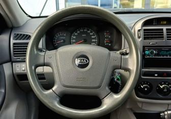 Подержанный автомобиль Kia Cerato Hatchback 2006 года (13 фото)