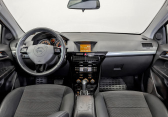 Подержанный автомобиль Opel Astra Hatchback 2007 года (14 фото)