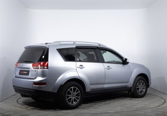 Подержанный автомобиль Citroen C-Crosser 2011 года (5 фото)