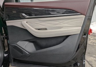 Подержанный автомобиль Geely Monjaro 2024 года (24 фото)