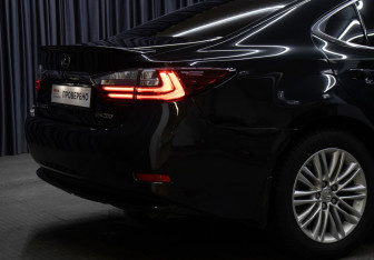 Подержанный автомобиль Lexus ES 2016 года (22 фото)