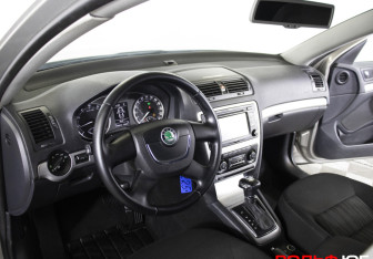Подержанный автомобиль Skoda Octavia Liftback 2009 года (12 фото)