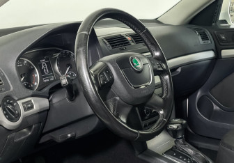 Подержанный автомобиль Skoda Octavia Liftback 2011 года (13 фото)