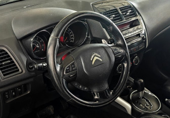 Подержанный автомобиль Citroen C4 Aircross 2012 года (12 фото)