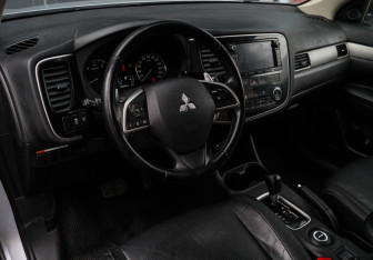 Подержанный автомобиль Mitsubishi Outlander 2012 года (12 фото)