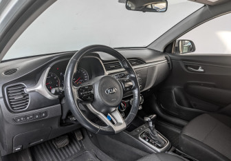 Подержанный автомобиль Kia Rio Hatchback 2021 года (14 фото)
