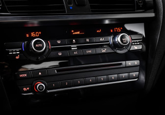 Подержанный автомобиль BMW X4 2015 года (18 фото)