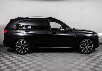 Подержанный автомобиль BMW X7 2023 года (4 фото)