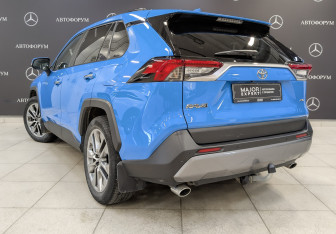 Подержанный автомобиль Toyota RAV4 2020 года (7 фото)