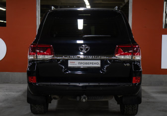 Подержанный автомобиль Toyota Land Cruiser Suv 2015 года (6 фото)