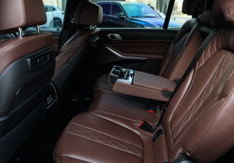 Подержанный автомобиль BMW X7 2021 года (8 фото)