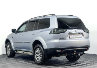 Подержанный автомобиль Mitsubishi Pajero Sport 2011 года (7 фото)