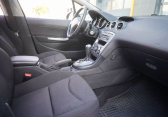 Подержанный автомобиль Peugeot 408 2012 года (10 фото)