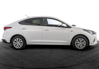 Подержанный автомобиль Hyundai Solaris Sedan 2021 года (4 фото)