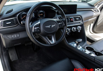 Подержанный автомобиль Genesis G70 2021 года (15 фото)