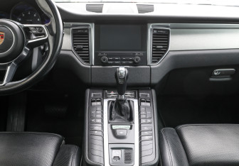 Подержанный автомобиль Porsche Macan 2017 года (14 фото)