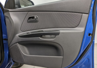 Подержанный автомобиль Kia Rio Hatchback 2010 года (18 фото)