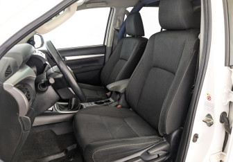 Подержанный автомобиль Toyota Hilux 2019 года (17 фото)