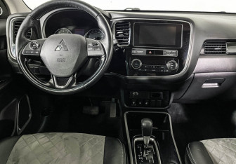 Подержанный автомобиль Mitsubishi Outlander 2018 года (12 фото)