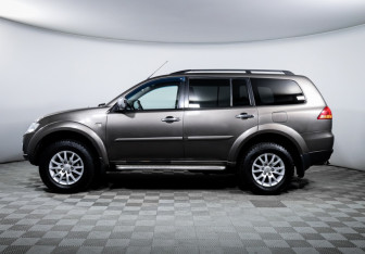 Подержанный автомобиль Mitsubishi Pajero Sport 2012 года (8 фото)