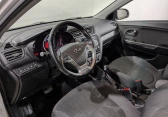 Подержанный автомобиль Kia Rio Sedan 2017 года (15 фото)