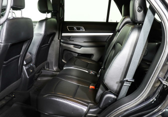 Подержанный автомобиль Ford Explorer 2017 года (18 фото)