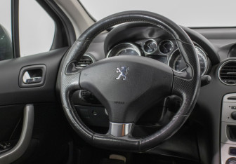 Подержанный автомобиль Peugeot 308 Hatchback 2010 года (15 фото)