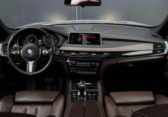 Подержанный автомобиль BMW X5 2015 года (10 фото)