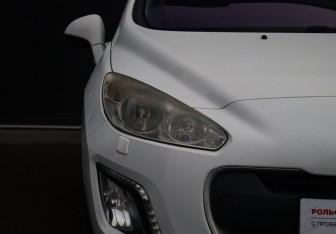 Подержанный автомобиль Peugeot 308 Hatchback 2012 года (19 фото)