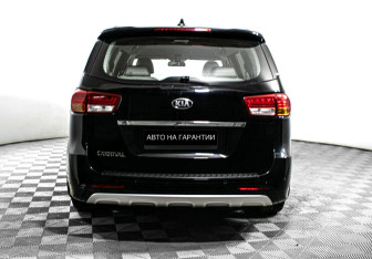 Подержанный автомобиль Kia Carnival 2017 года (4 фото)