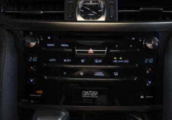 Подержанный автомобиль Lexus LX 2017 года (16 фото)