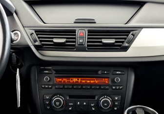 Подержанный автомобиль BMW X1 2014 года (15 фото)