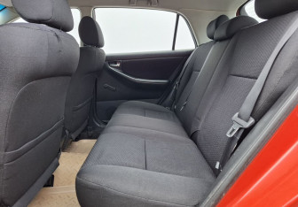 Подержанный автомобиль Toyota Corolla Hatchback 2004 года (11 фото)
