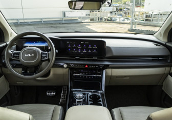 Подержанный автомобиль Kia Carnival 2022 года (13 фото)